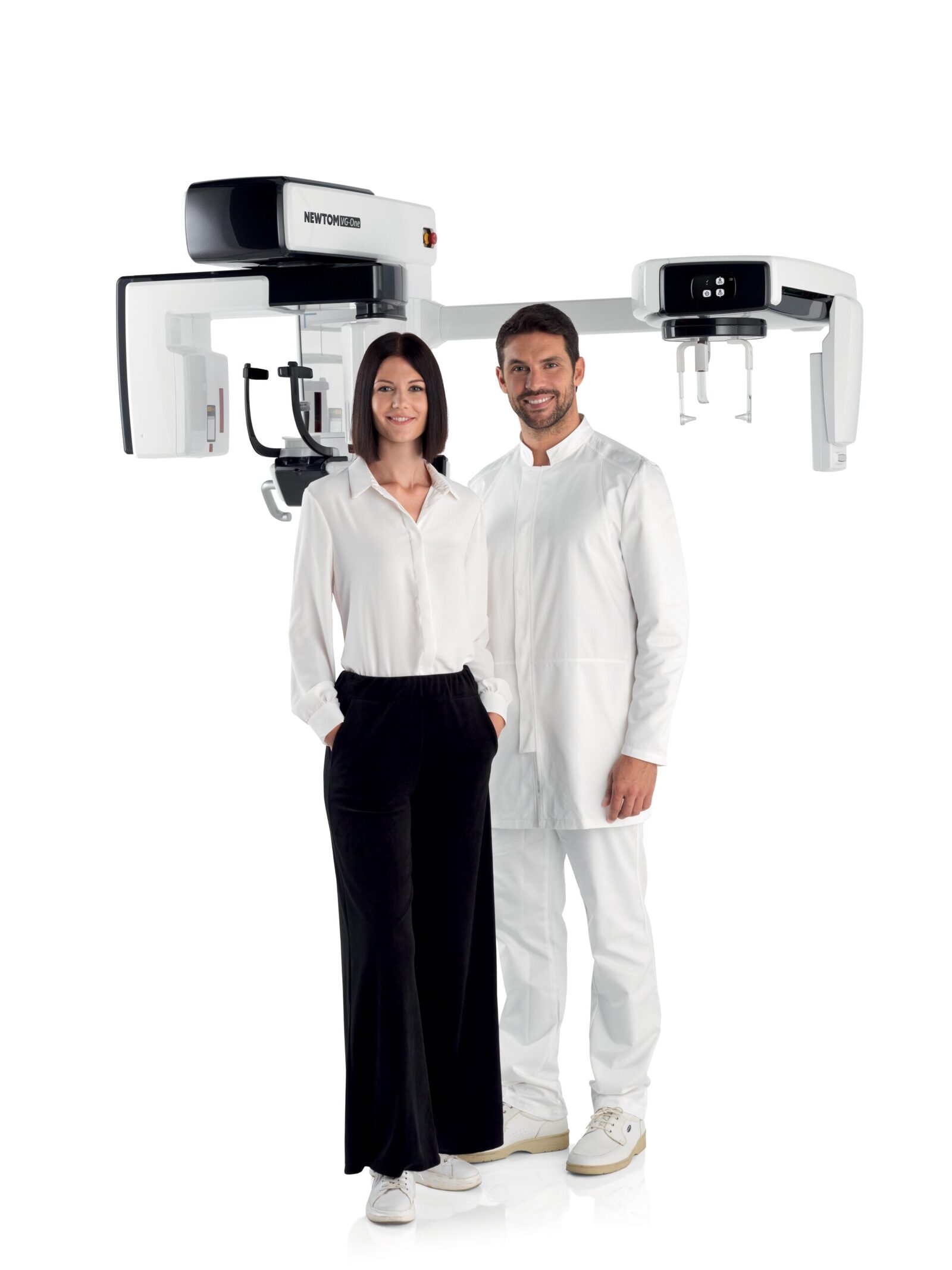 NewTom VG-One CBCT con paciente de pie y odontólogo en la clínica