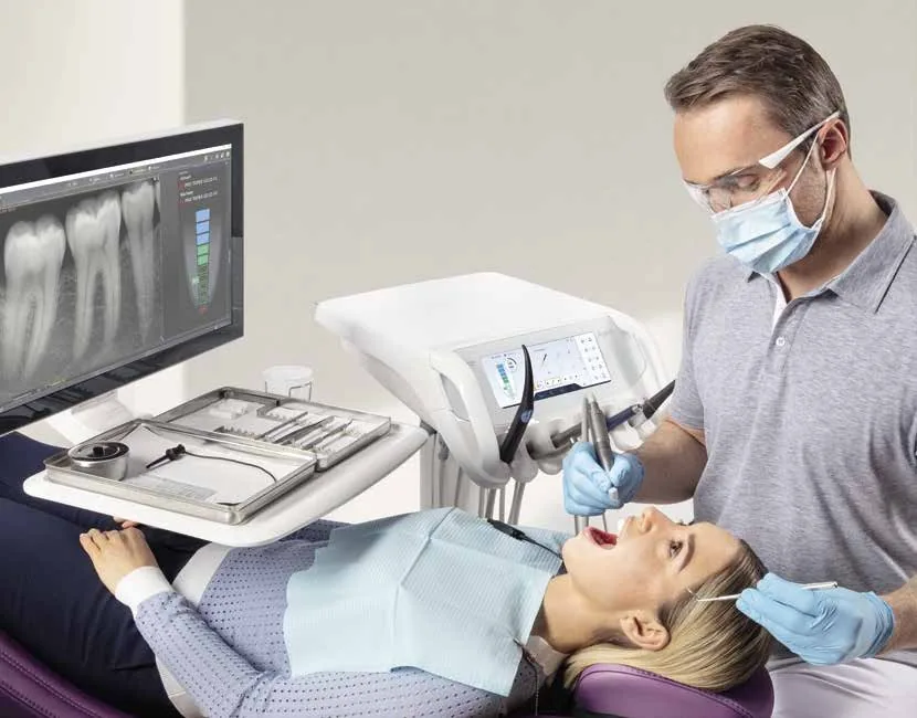 Odontólogo mostrando al paciente una radiografía en el monitor Sivision del Axano