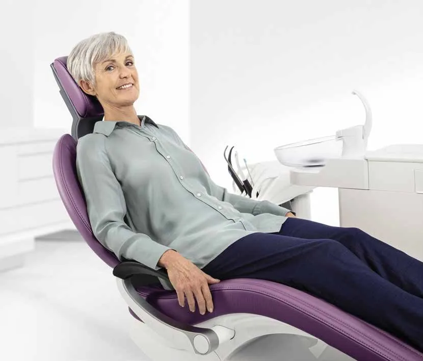 Paciente relajado en el sillón Axano con función ErgoMotion