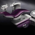 Sillón de la unidad de tratamiento Dentsply Sirona Axano, vista lateral con tapicería Plum
