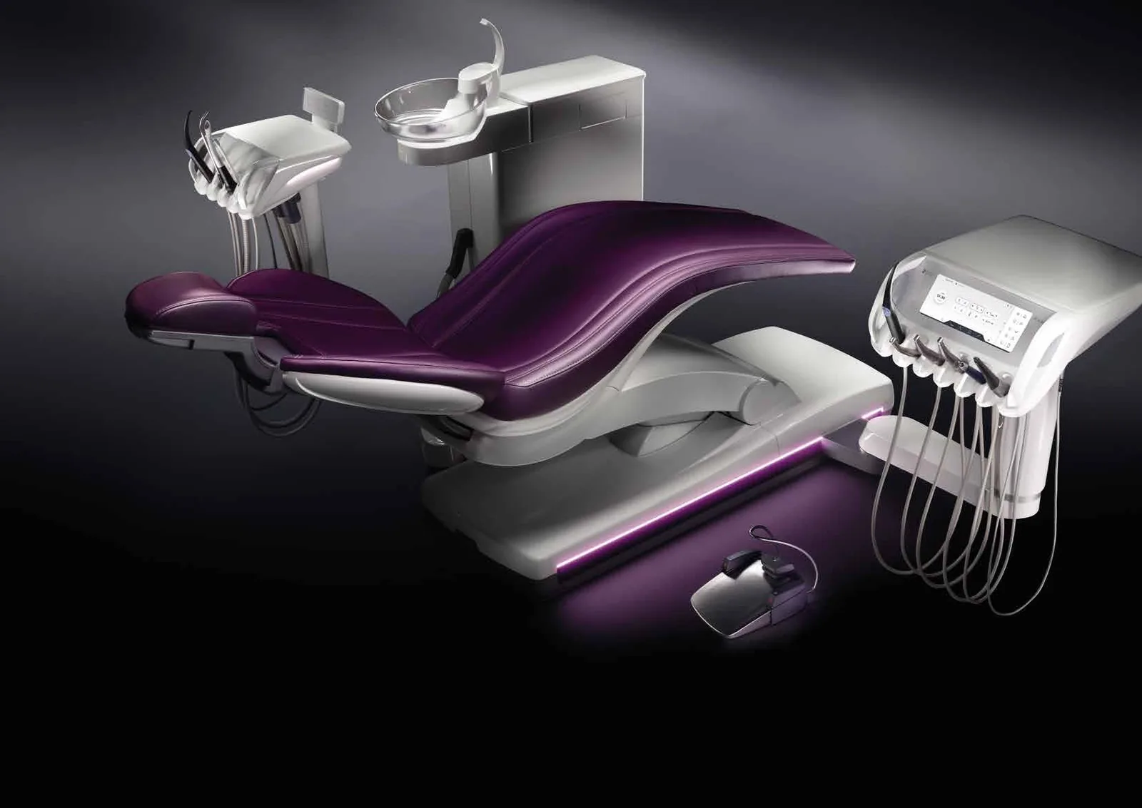 Sillón de la unidad de tratamiento Dentsply Sirona Axano, vista lateral con tapicería Plum