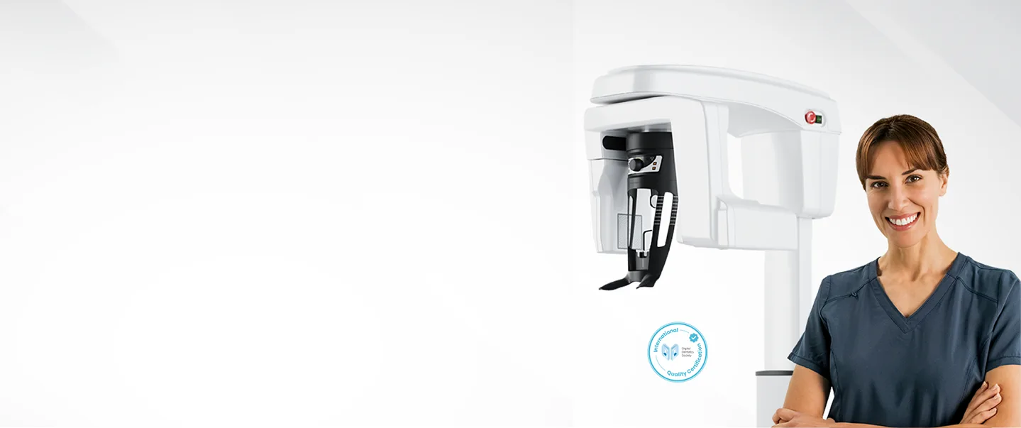 CBCT Carestream CS 8200 3D Advance Edition junto a una odontóloga