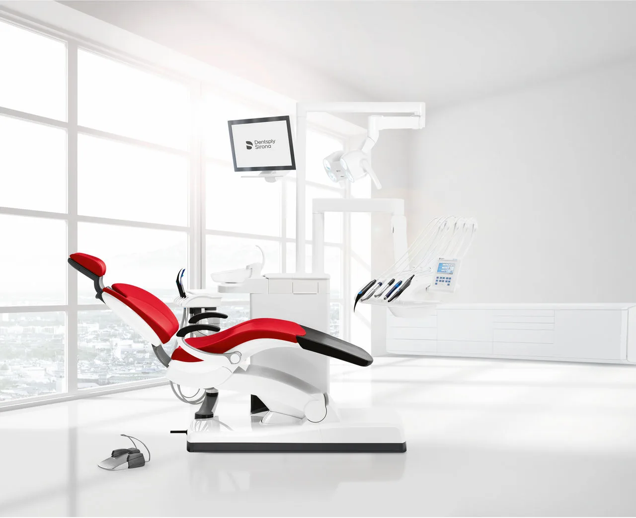 Unidad de tratamiento Dentsply Sirona Sinius CS con tapicería roja en un gabinete