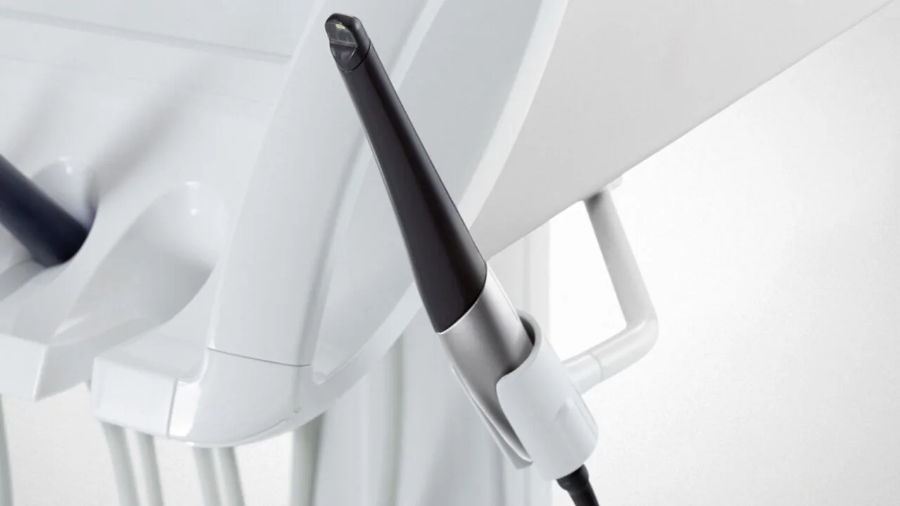 Cámara intraoral SiroCam AF+ en su soporte del Sinius