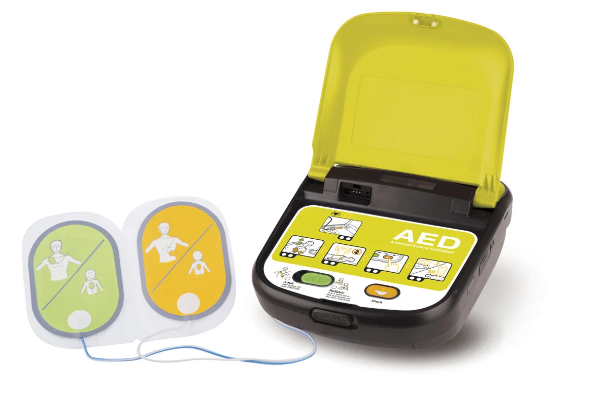 Desfibrilador DEA Tecno-Gaz Tecnoheart Plus abierto con los electrodos